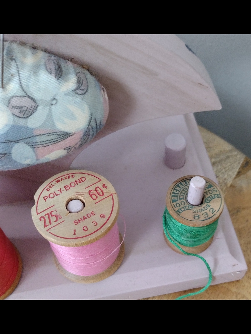 Vintage Pink Wooden Bird Sewing Organizer with Pin Cushion and Spool Holders - Picture 4 of 8